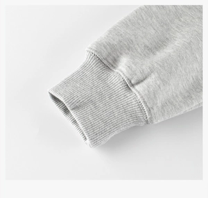 Détail du poignet bord-côte sur sweat-shirt en molleton gris chiné avec maille dense