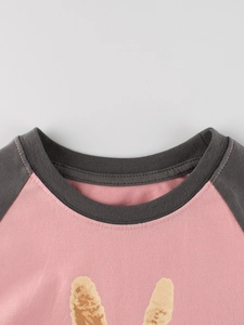 T-shirt en coton à manches raglan rose et gris pour fille avec imprimé oreilles de lapin