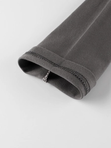 Détail du poignet d'un t-shirt à manches longues gris foncé avec coutures doubles