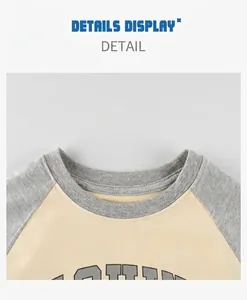 Detail des Rundhalsausschnitts am Kinder-Raglan-T-Shirt mit grauem Rippkragen