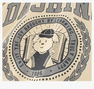Detaillierte Makroansicht des Vintage-Hunde-Siebdrucks auf dem aprikosenfarbenen T-Shirt