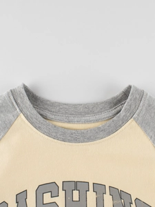 Kinder T-Shirt in Creme und Grau mit Raglanärmeln, Buchstabendruck und Rundhalsausschnitt