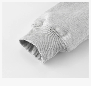 Primer plano de los puños acanalados en mezcla de algodón gris para sudadera infantil