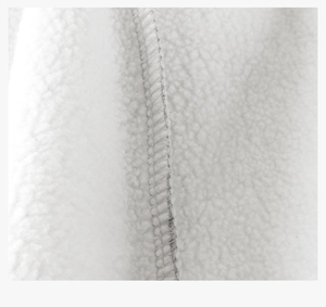 Detalle de costura overlock y textura de felpa blanca suave en la sudadera para niños