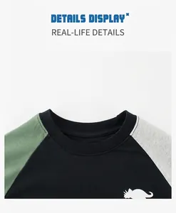 Détail du t-shirt enfant en coton avec motif dinosaure et col tricolore patchwork