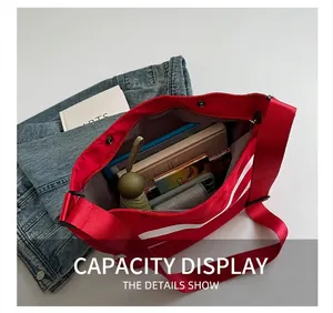Capacité intérieure d'un grand sac en toile rouge avec espace pour objets quotidiens