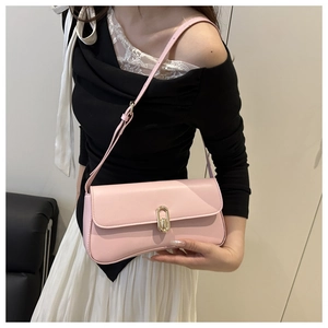 Vue détaillée du sac sous le bras en cuir rose avec fermoir en métal ovale doré