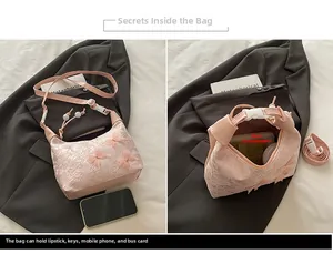 Vue détaillée du sac papillon brodé en dentelle rose montrant la poche et l'intérieur