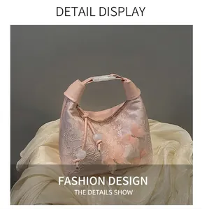 Détail du sac en dentelle rose avec papillons 3D et cordon perlé dans son coffret cadeau