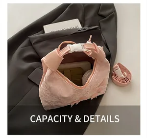 Détails du sac bandoulière en dentelle rose montrant la capacité et la bandoulière