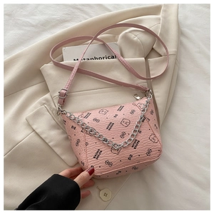 Détail du sac seau rose avec motif d'ours, bandoulière chaîne et fermeture éclair
