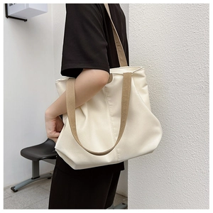 Gros plan du grand sac cabas beige avec bandoulières kaki pour le travail quotidien