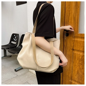 Détail du sac cabas beige à doubles anses pour les déplacements quotidiens et le style décontracté