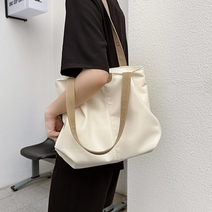 Grand sac cabas minimaliste blanc crème avec des bandoulières élégantes en sangle kaki