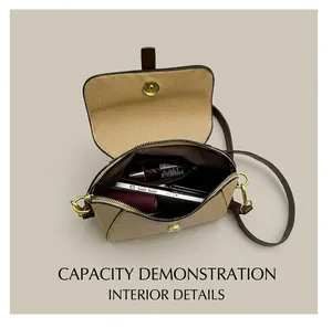 Détail de l'intérieur d'un sac bandoulière en cuir beige avec garnitures dorées