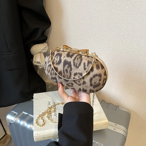 Retro clutch met luipaardprint, gouden striksluiting en afneembare ketting voor dames