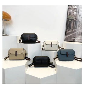 Détail de cinq mini sacs à bandoulière en diverses couleurs sur des marches géométriques
