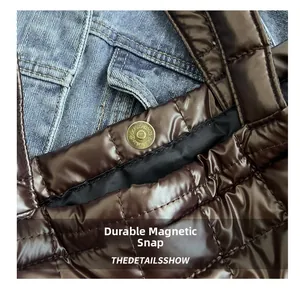 Détail du fermoir magnétique en laiton sur le sac fourre-tout matelassé marron café