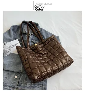 Gros plan d'un sac cabas marron en nylon matelassé avec bouton-pression doré et motif carré
