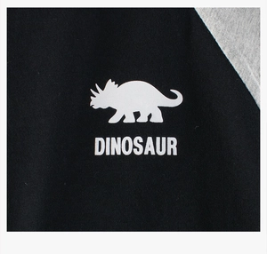 Détail de l'imprimé dinosaure et maille douce sur ce t-shirt enfant noir et gris