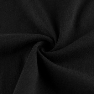 Vue macro détaillée montrant la texture douce en maille de coton de ce t-shirt noir pour enfants