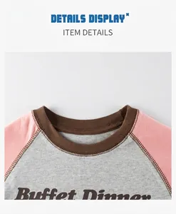 Dettaglio del colletto a contrasto e stampa Buffet Dinner su t-shirt in cotone