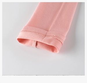 Dettaglio del polsino in maglia di cotone rosa con cuciture e finiture di alta qualità