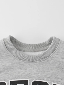 Sudadera de forro polar gris claro para niños con cuello redondo y estampado deportivo