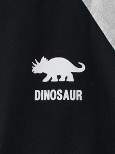 T-shirt à manches longues pour enfants avec imprimé tricératops blanc sur tissu noir