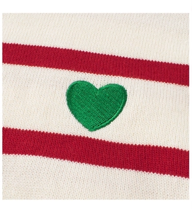 Primer plano de jersey de punto a rayas rojas con un detalle de corazón bordado en verde