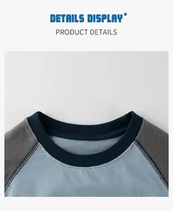 Vue rapprochée du col rond et des manches raglan d'un t-shirt en tricot pour garçons