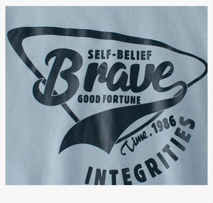 Détail d'un t-shirt bleu clair avec imprimé graphique rétro noir Brave pour garçon