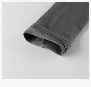 Détail du poignet d'un t-shirt manches longues gris foncé pour garçon avec couture plate