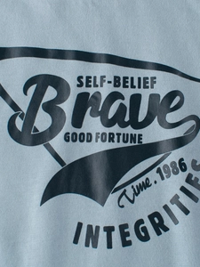 T-shirt en coton bleu pour garçon avec imprimé Brave vintage et texture détaillée