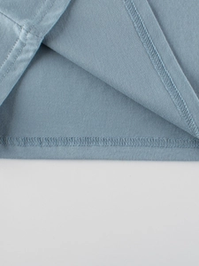 Détail de l'ourlet du t-shirt à manches longues pour garçons avec couture à double aiguille