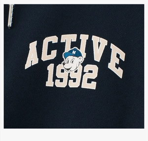 Détail de l'imprimé graphique ours Active 1992 sur tissu en coton bleu marine doux