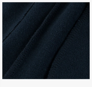 Gros plan du pantalon de jogging bleu marine montrant la texture douce du tissu en tricot