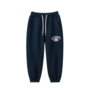 Détail du jogging bleu marine pour enfants avec cordon et imprimé ACTIVE 1992