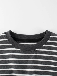 Λεπτομέρεια λαιμόκοψης παιδικού ριγέ T-shirt με γκρι και λευκά οριζόντια σχέδια