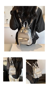 Vue arrière du mini sac à dos argenté en PU métallisé avec bretelles réglables