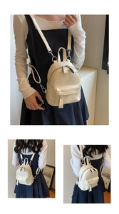 Détail d'un mini sac à dos en cuir PU beige avec poches zippées et bretelles réglables
