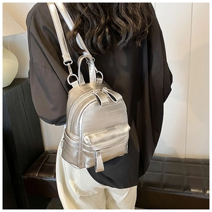 Détail du mini sac à dos en PU argenté avec texture horizontale et finitions métalliques