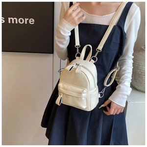 Détails d'un mini sac à dos en cuir PU blanc avec zips argentés et bretelles réglables