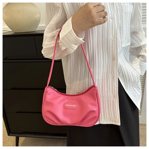 Dettaglio della borsa hobo plissettata rosa acceso con stampa bianca Fashion & Bag