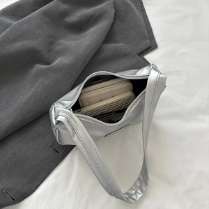 Innenansicht der silbernen Metallic-Schultertasche mit Telefon und Zubehör