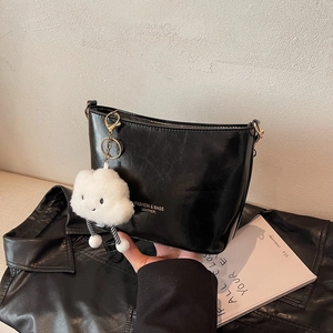 Vintage Eimertasche aus schwarzem Leder mit glänzendem Finish und Plüsch-Anhänger