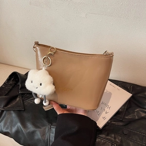 Schicke milchteebraune Eimertasche aus Leder mit Wolkenanhänger und goldener Kette