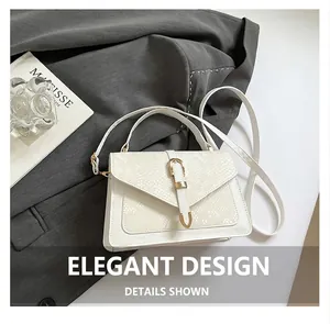 Détail du rabat blanc texture serpent et boucle dorée sur ce sac bandoulière chic