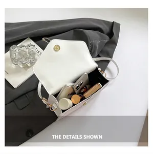 Capacité intérieure du sac bandoulière blanc avec téléphone et cosmétiques dorés