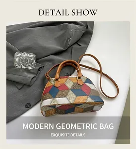 Vue détaillée du motif patchwork géométrique coloré sur sac en cuir avec garniture dorée